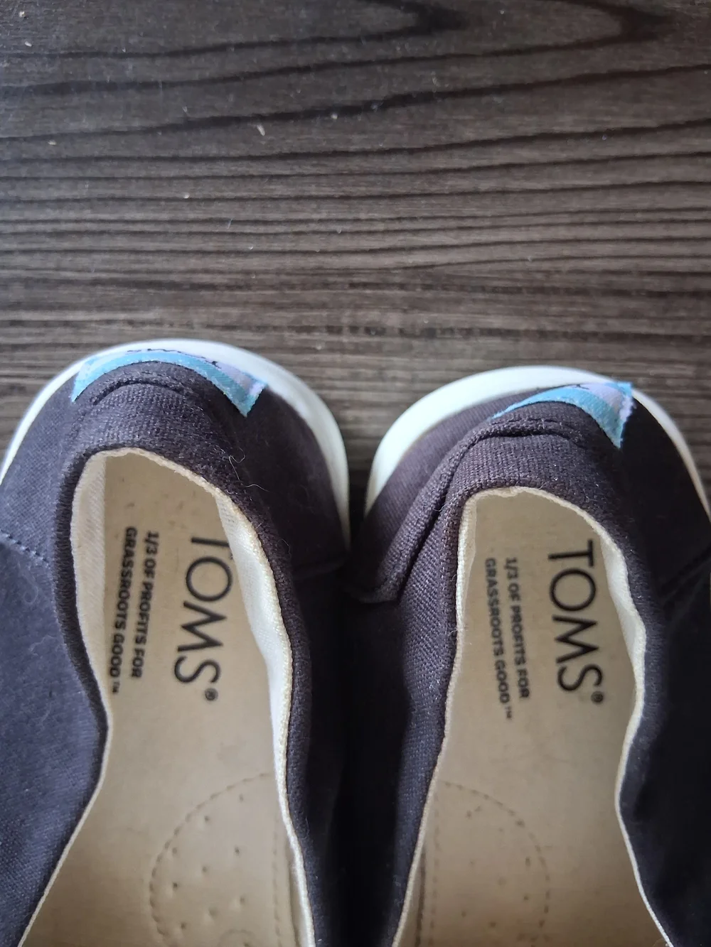​TOMS Youth Size 4 Black Canvas Slip On Alpargata Shoes White Sole Y4